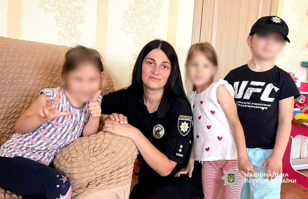 Поліцейські Одещини продовжують відвідувати родини з дітьми, які опинилися у складних життєвих обставинах Поліцейські Одещини продовжують відвідувати родини з дітьми, які опинилися у складних життєвих обставинах