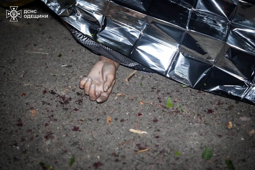 Ракетний удар по Одесі: серед жертв — мати, яка гуляла з дітьми в парку Ракетний удар по Одесі: серед жертв — мати, яка гуляла з дітьми в парку