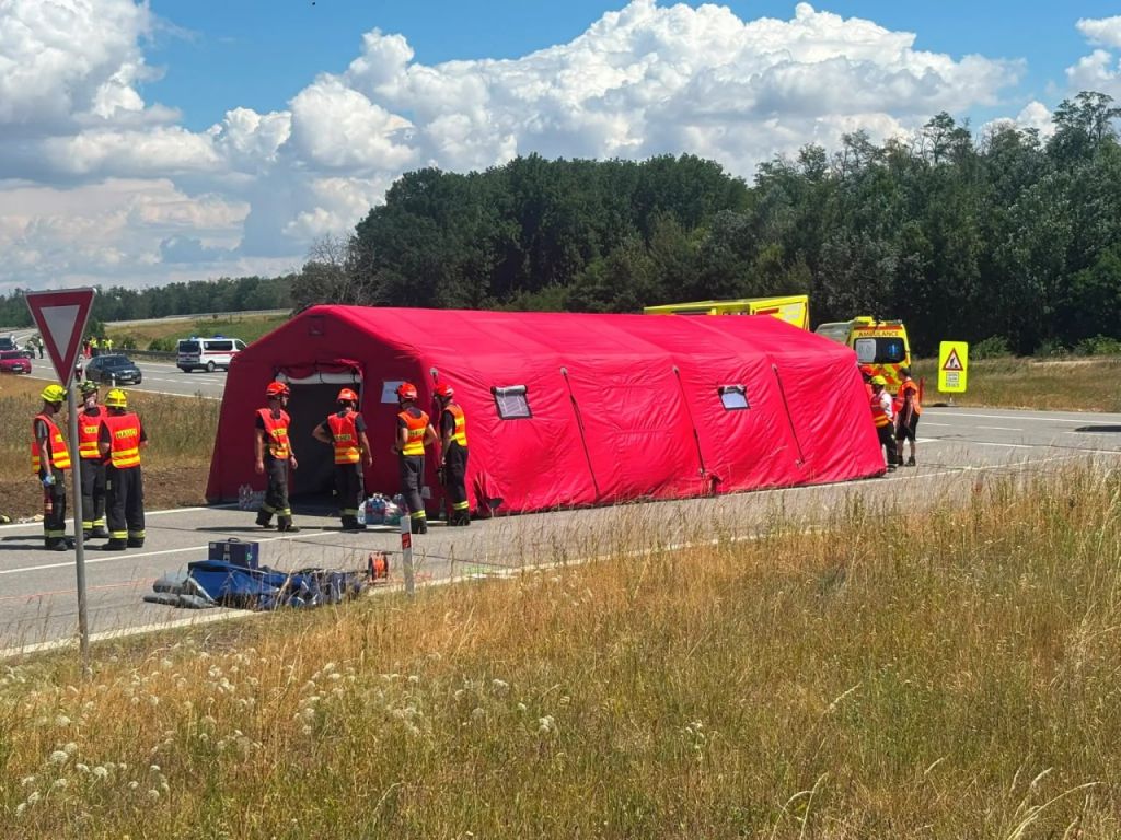 У Чехії зіткнулися два автобуси: серед майже 50 постраждалих - дві українки(фото) У Чехії зіткнулися два автобуси: серед майже 50 постраждалих - дві українки(фото)