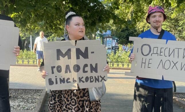 В Одесі третій день триває протест проти звільнення Федорова, сьогодні знову з Альоною Альоною(фото) В Одесі третій день триває протест проти звільнення Федорова, сьогодні знову з Альоною Альоною(фото)