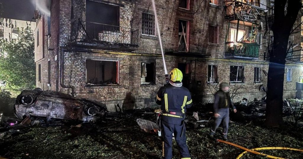 Загиблий, поранені, пожежі та руйнування: ворог завдав удару по Києву (фото) Загиблий, поранені, пожежі та руйнування: ворог завдав удару по Києву (фото)