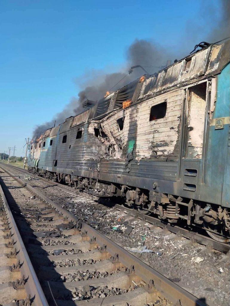 "Полювання" на поїзди: на Запоріжжі через атаку дронів поранено провідницю "Полювання" на поїзди: на Запоріжжі через атаку дронів поранено провідницю