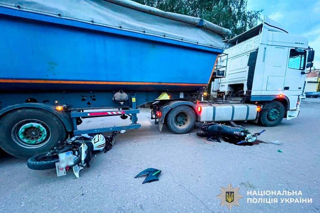 На Рівненщині підлітки на мотоциклах влетіли у вантажівку, є постраждалі На Рівненщині підлітки на мотоциклах влетіли у вантажівку, є постраждалі