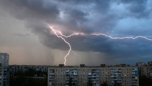 Штормове попередження: Україну атакують грози, шквали та град Штормове попередження: Україну атакують грози, шквали та град