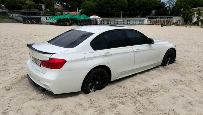 В Одесі водійка BMW проігнорувала знак і застрягла просто на пляжі В Одесі водійка BMW проігнорувала знак і застрягла просто на пляжі