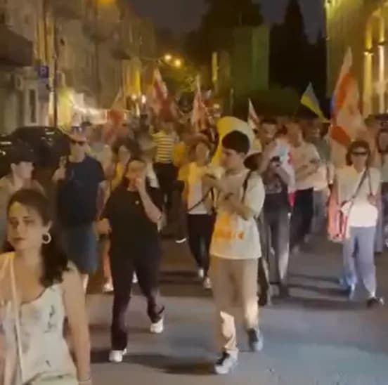 “Путін – х**ло”: у Грузії почались протести після затримання чоловіка, який побив росіянку “Путін – х**ло”: у Грузії почались протести після затримання чоловіка, який побив росіянку
