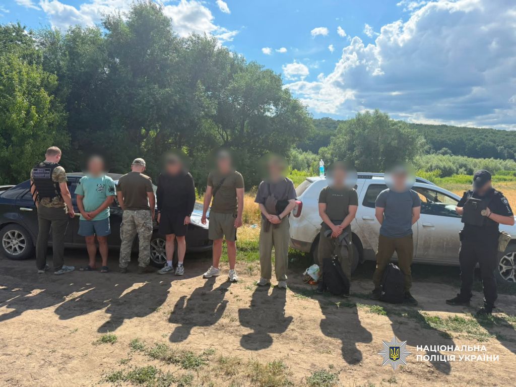 Поліцейські повідомили про підозру військовому, який сприяв незаконному переправленню чоловіків через державний кордон України та незаконно зберігав бойові припаси Поліцейські повідомили про підозру військовому, який сприяв незаконному переправленню чоловіків через державний кордон України та незаконно зберігав бойові припаси
