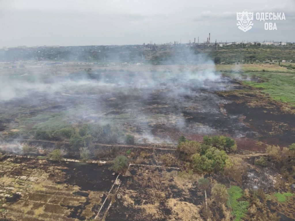 Запах диму в Одесі: на полях зрошення понад три доби тліє рослинність Запах диму в Одесі: на полях зрошення понад три доби тліє рослинність