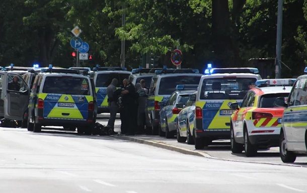 У Німеччині озброєний чоловік захопив заручників у банку У Німеччині озброєний чоловік захопив заручників у банку