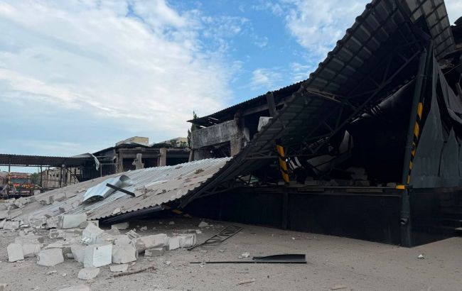 Росія вдарила по Ізюму КАБами, зруйноване відділення "Нової пошти" Росія вдарила по Ізюму КАБами, зруйноване відділення "Нової пошти"