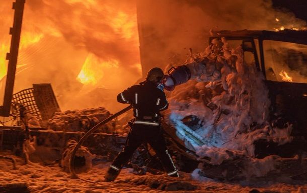 РФ вдарила по Новій пошті в Сумах: троє загиблих РФ вдарила по Новій пошті в Сумах: троє загиблих