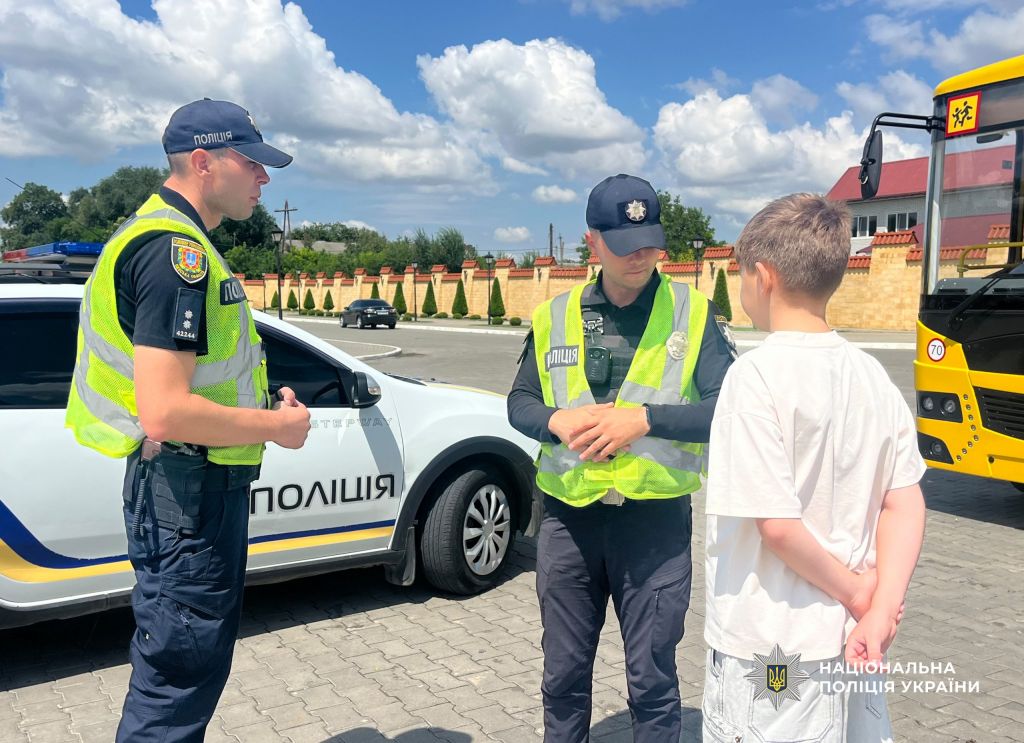 На Одещині поліцейські нагадують дітям правила дорожньої безпеки під час літніх канікул На Одещині поліцейські нагадують дітям правила дорожньої безпеки під час літніх канікул