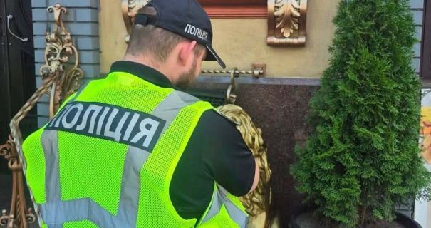 У Києві біля ресторану знайшли куртку з боєприпасами У Києві біля ресторану знайшли куртку з боєприпасами