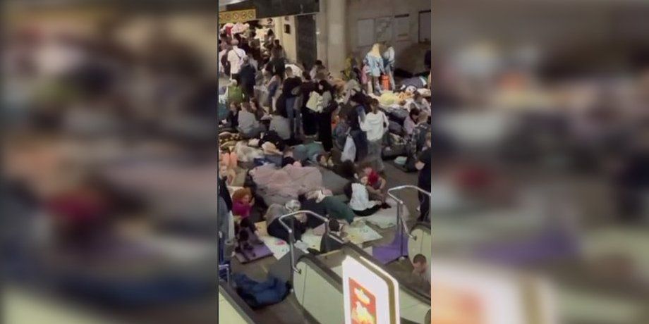 "Станції переповнені": кияни скаржаться, що їх не впускали у метро під час масованої атаки РФ "Станції переповнені": кияни скаржаться, що їх не впускали у метро під час масованої атаки РФ