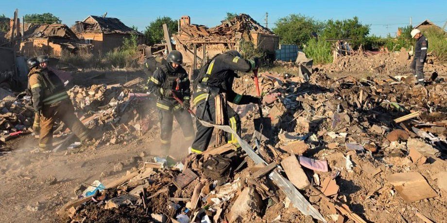РФ вдарила по будинку багатодітної сім'ї в Радушному: син дізнався про смерть батьків з інтернету РФ вдарила по будинку багатодітної сім'ї в Радушному: син дізнався про смерть батьків з інтернету