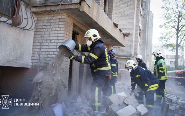 У Львові завершили рятувальну операцію після атаки РФ У Львові завершили рятувальну операцію після атаки РФ