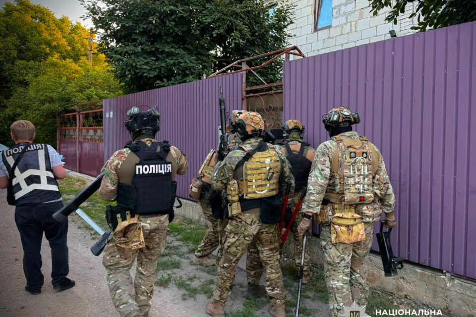 В Одесі чоловіки у балаклавах пограбували подружжя, погрожуючи зброєю В Одесі чоловіки у балаклавах пограбували подружжя, погрожуючи зброєю