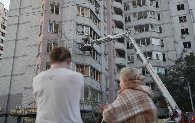 У Києві через обстріл майже 30 постраждалих, горіли "швидкі", будинки та кіностудія (фото) У Києві через обстріл майже 30 постраждалих, горіли "швидкі", будинки та кіностудія (фото)