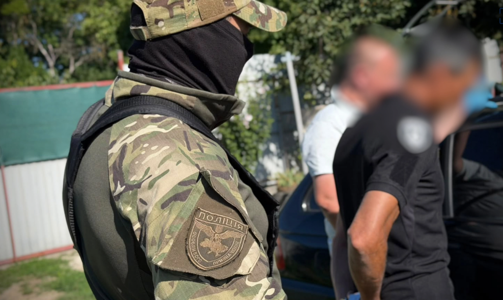 В Одесі затримали двох чоловіків, які в балаклавах та зі зброєю пограбували подружжя на понад $8,5 тисячі В Одесі затримали двох чоловіків, які в балаклавах та зі зброєю пограбували подружжя на понад $8,5 тисячі