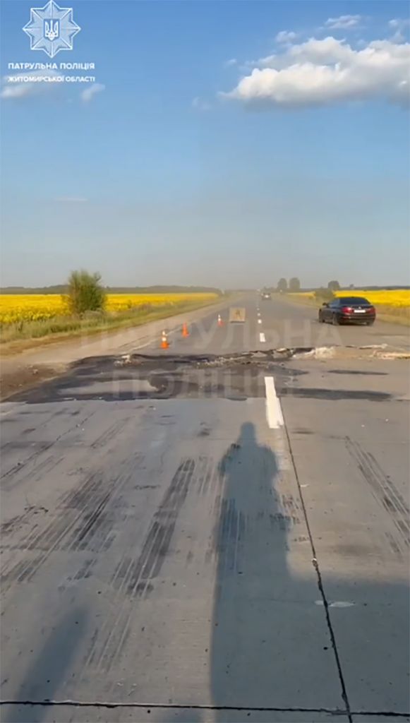 Через спеку на трасі з Києва "попливло" дорожнє покриття (відео) Через спеку на трасі з Києва "попливло" дорожнє покриття (відео)