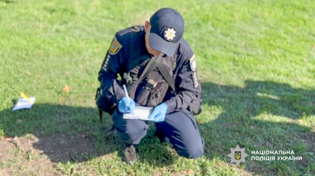 Павло Апальков – один із найдосвідченіших спеціалістів-криміналістів, повз уважний погляд якого на місці злочину не вислизне жодна, навіть найдрібніша, деталь Павло Апальков – один із найдосвідченіших спеціалістів-криміналістів, повз уважний погляд якого на місці злочину не вислизне жодна, навіть найдрібніша, деталь