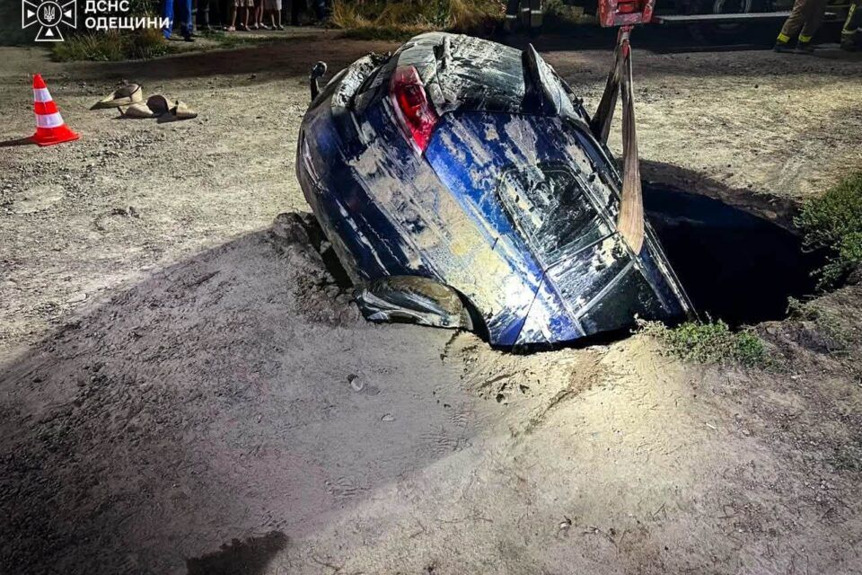 В Одесі автомобіль під час руху провалився під землю В Одесі автомобіль під час руху провалився під землю