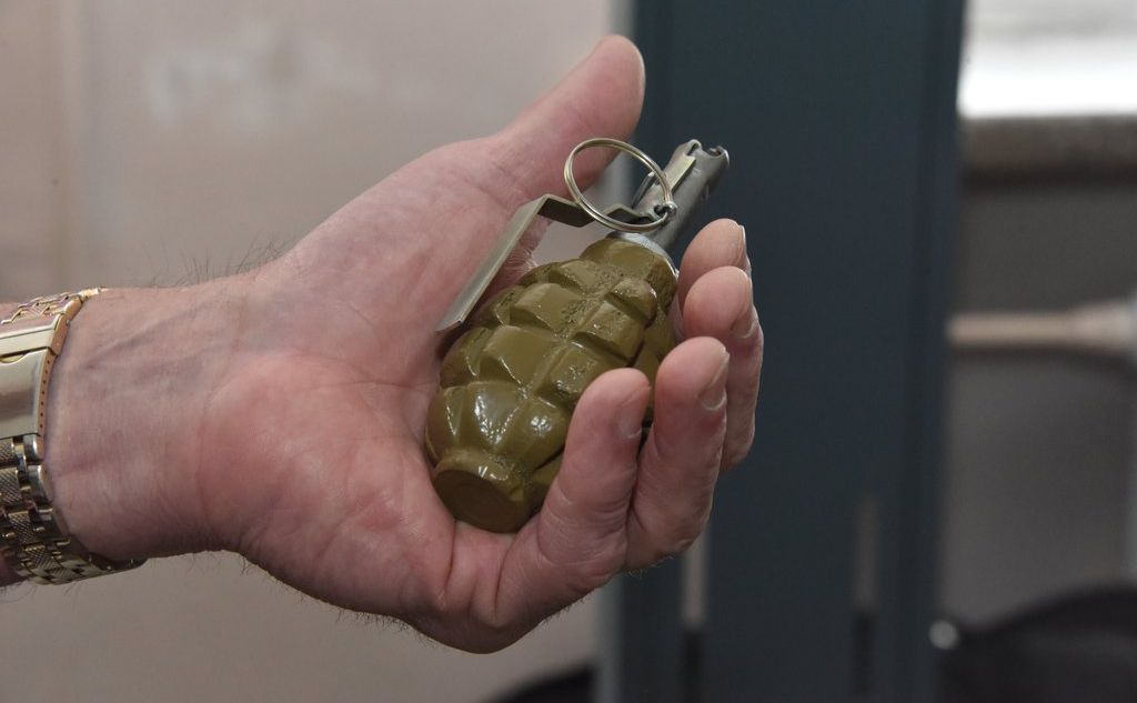 Чоловік кинув гранату у комунальників через платіжки — перші деталі Чоловік кинув гранату у комунальників через платіжки — перші деталі