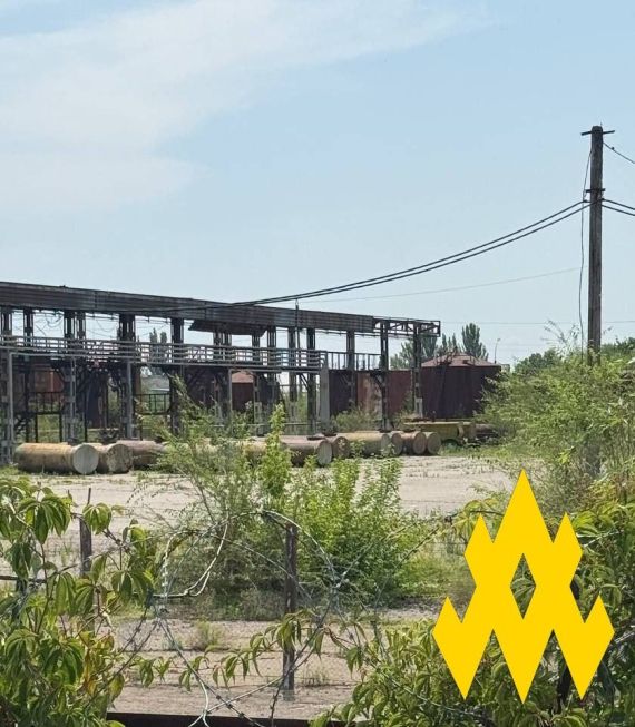 Нафтобаза російських військ у Луганську повністю вийшла з ладу Нафтобаза російських військ у Луганську повністю вийшла з ладу