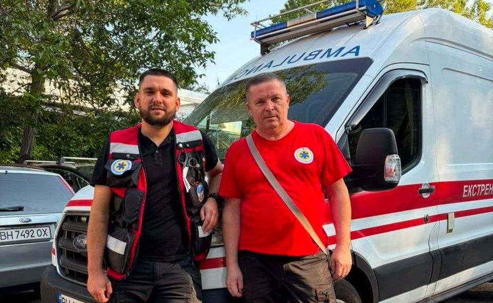 Знайшли непритомним на сходах: в Одесі бригада екстренки повернула до життя чоловіка Знайшли непритомним на сходах: в Одесі бригада екстренки повернула до життя чоловіка