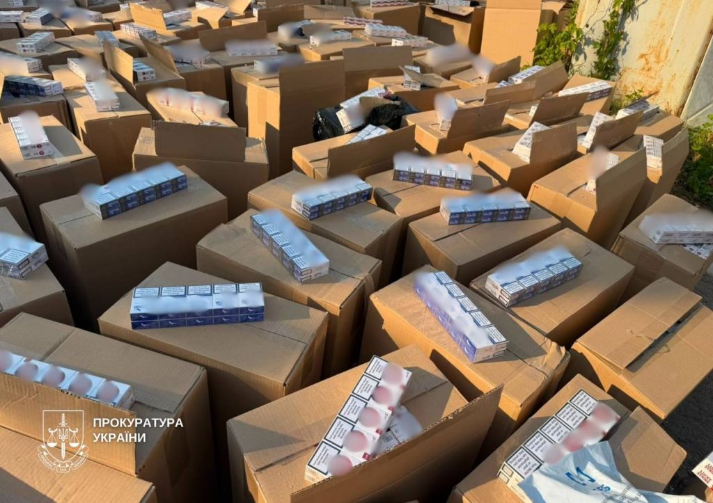148 тис. пачок цигарок і понад 1,7 тис. літрів спиртової продукції: у Києві викрили підпільний цех(фото) 148 тис. пачок цигарок і понад 1,7 тис. літрів спиртової продукції: у Києві викрили підпільний цех(фото)