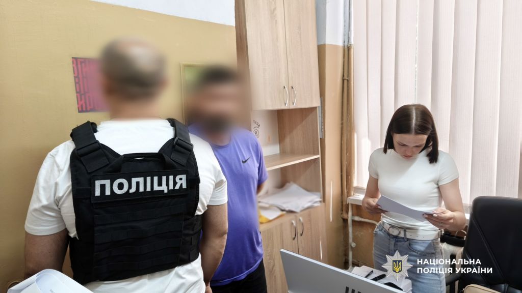 В Одесі затримали керівника псевдореабілітаційного центру, якого підозрюють у трудовій експлуатації «пацієнтів»(фото, відео) В Одесі затримали керівника псевдореабілітаційного центру, якого підозрюють у трудовій експлуатації «пацієнтів»(фото, відео)