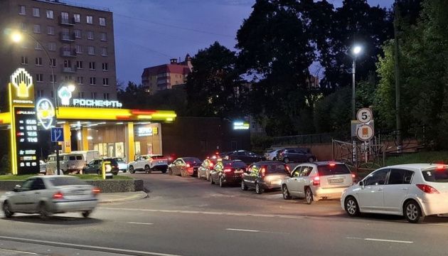 У російських регіонах на АЗС знову утворюються черги - The Moscow Times У російських регіонах на АЗС знову утворюються черги - The Moscow Times