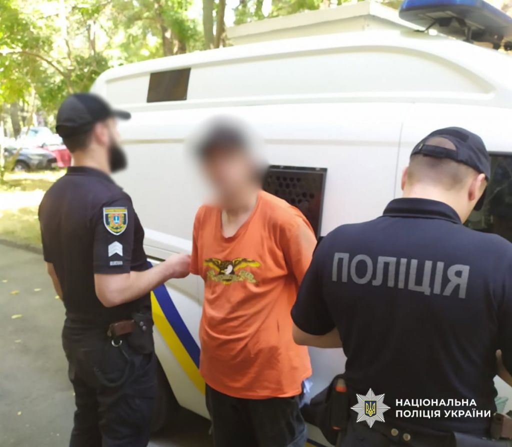 Розповсюджував дитячу порнографію: на Одещині поліцейські затримали підозрюваного(фото) Розповсюджував дитячу порнографію: на Одещині поліцейські затримали підозрюваного(фото)