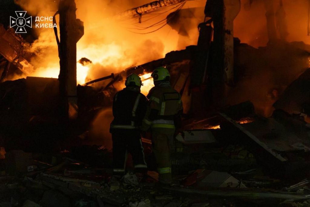 У Києві балістика влучила на території дитячої лікарні: в ДСНС показали наслідки атаки У Києві балістика влучила на території дитячої лікарні: в ДСНС показали наслідки атаки