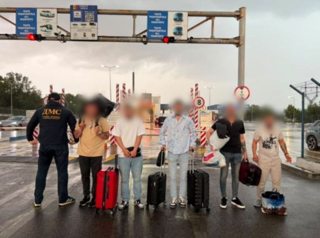 З України видворили п’ятьох іноземців, які без дозволу перебували на пляжі в “Аркадії” З України видворили п’ятьох іноземців, які без дозволу перебували на пляжі в “Аркадії”
