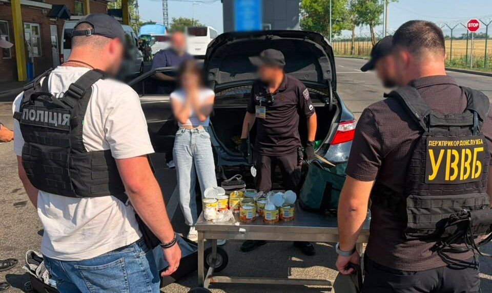 На кордоні з Молдовою зупинили 19-річну наркокур’єрку з психотропами в бляшанках з-під тушкованки На кордоні з Молдовою зупинили 19-річну наркокур’єрку з психотропами в бляшанках з-під тушкованки