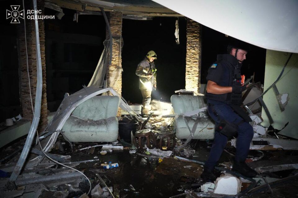 В Одесі під час нічної атаки російський дрон влучив у багатоповерхівку В Одесі під час нічної атаки російський дрон влучив у багатоповерхівку