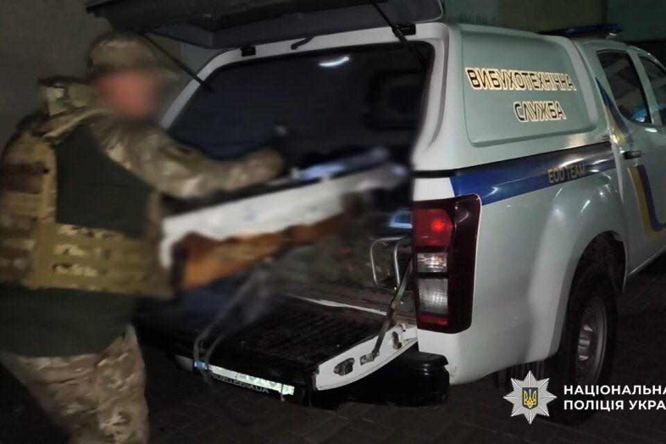 В Одесі вибухотехніки поліції вилучили залишки російського БпЛА, який влучив у багатоповерхівку В Одесі вибухотехніки поліції вилучили залишки російського БпЛА, який влучив у багатоповерхівку