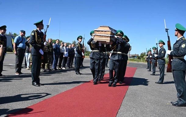 В Україні з почестями зустріли труну Коновальця В Україні з почестями зустріли труну Коновальця