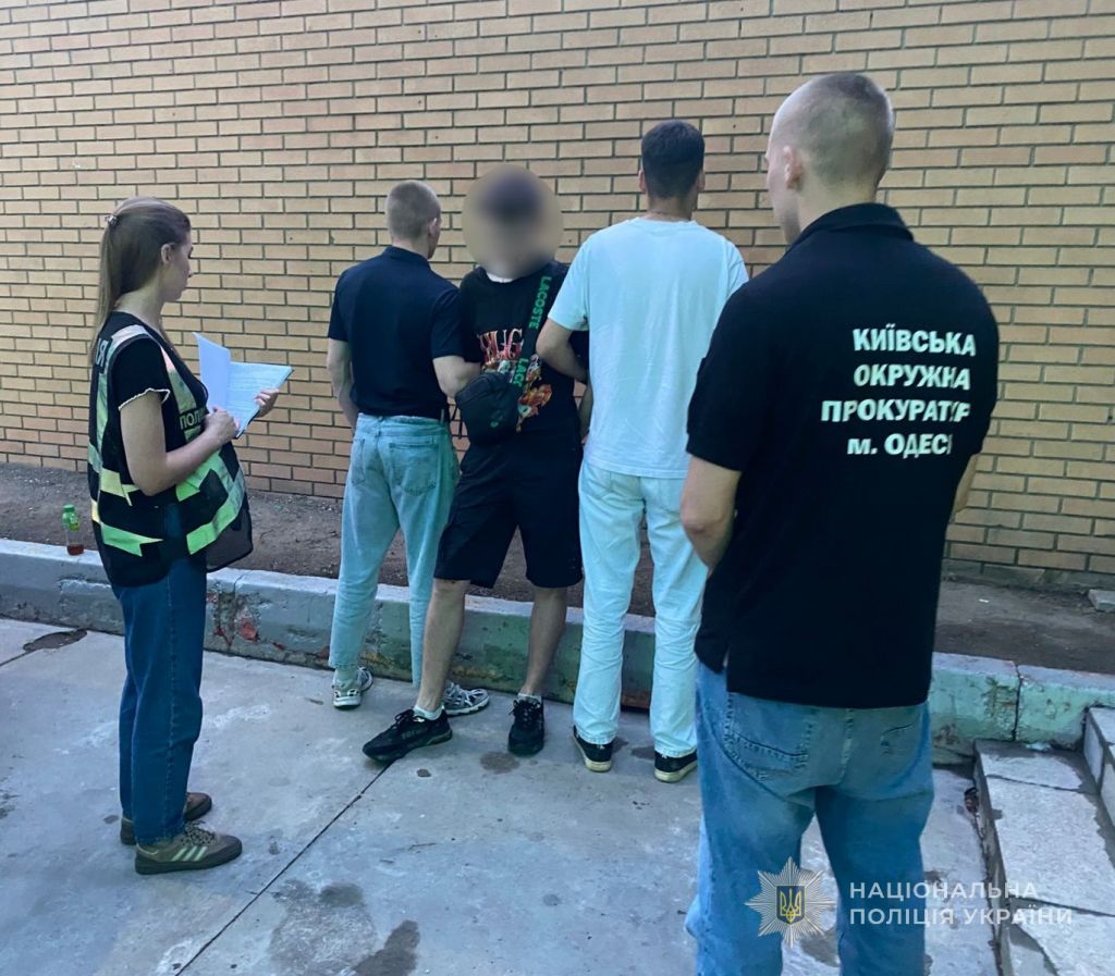 1,4 тис. доларів хабаря за видалення з бази розшуку: в Одесі поліцейські відправили на лаву підсудних 20-річного молодика за обвинуваченням у зловживанні впливом 1,4 тис. доларів хабаря за видалення з бази розшуку: в Одесі поліцейські відправили на лаву підсудних 20-річного молодика за обвинуваченням у зловживанні впливом