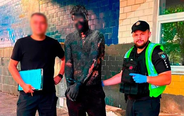 Киянин стрибнув у бочку зі смолою, щоб пограбувати магазин (фото,відео) Киянин стрибнув у бочку зі смолою, щоб пограбувати магазин (фото,відео)