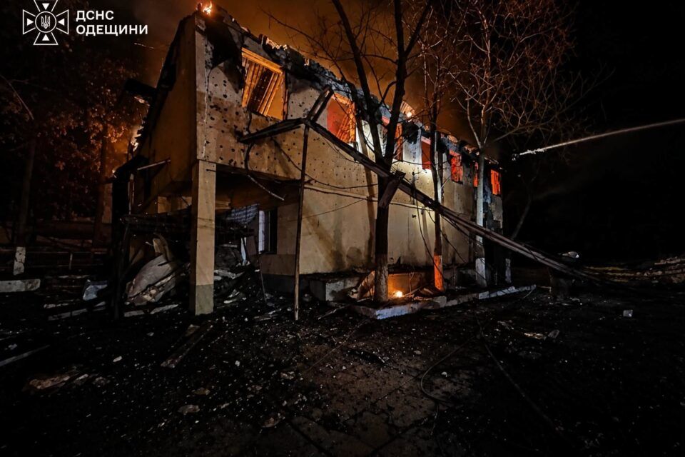 Вночі 15 серпня росія атакувала Білгород-Дністровський район, зруйновано будівлю взуттєвої фабрики (фото) Вночі 15 серпня росія атакувала Білгород-Дністровський район, зруйновано будівлю взуттєвої фабрики (фото)