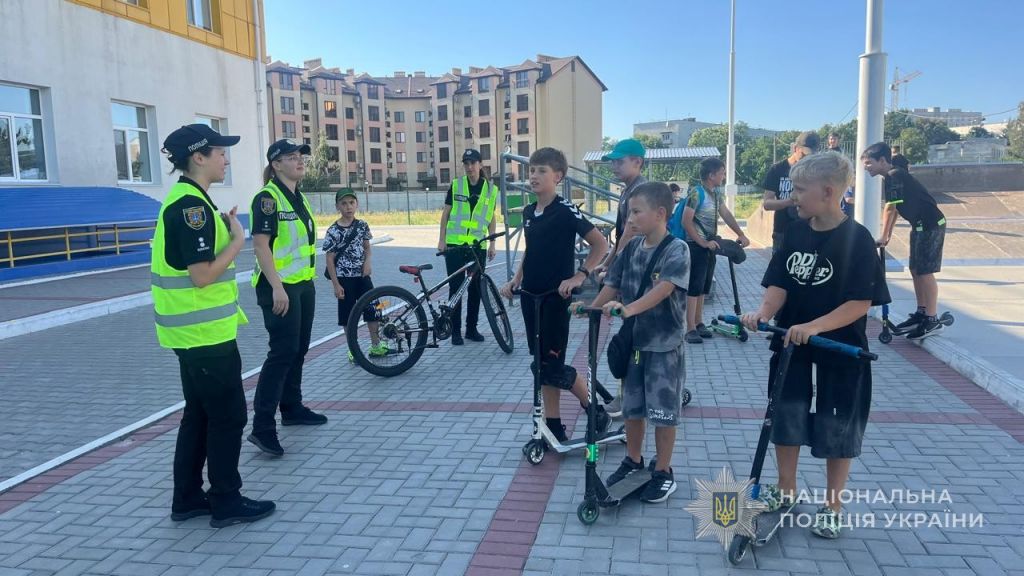 Велосипед, самокат і правила: поліцейські Одещини вчать дітей правил безпеки Велосипед, самокат і правила: поліцейські Одещини вчать дітей правил безпеки