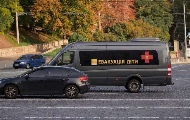 Поліція зупинила евакуаційний рейс із Херсона: Червоний Хрест просить владу втрутитися Поліція зупинила евакуаційний рейс із Херсона: Червоний Хрест просить владу втрутитися