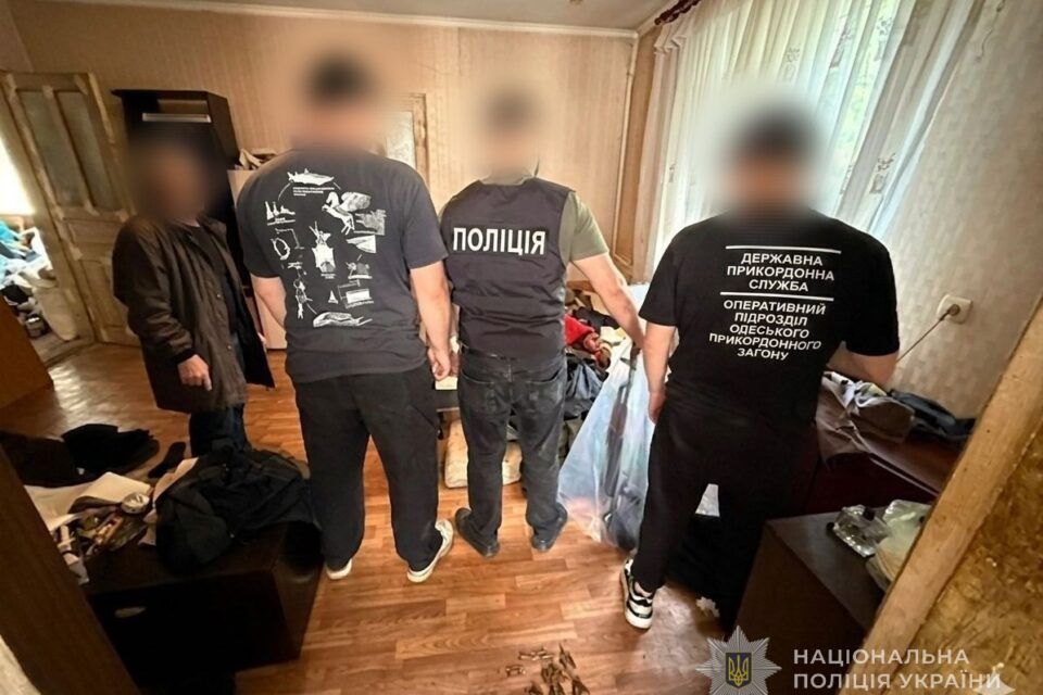 Судитимуть військового з Одещини, який пішов у СЗЧ, вивіз з фронту арсенал та зберігав вдома наркотики Судитимуть військового з Одещини, який пішов у СЗЧ, вивіз з фронту арсенал та зберігав вдома наркотики