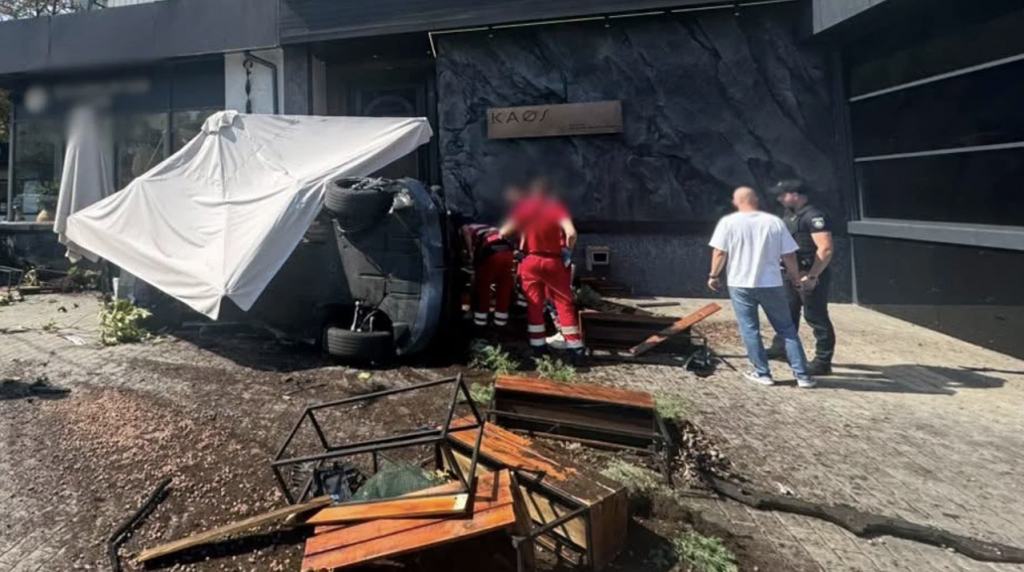 У Києві автівки в’їхали в літню терасу. Один з водіїв уже відомий за гучним ДТП У Києві автівки в’їхали в літню терасу. Один з водіїв уже відомий за гучним ДТП