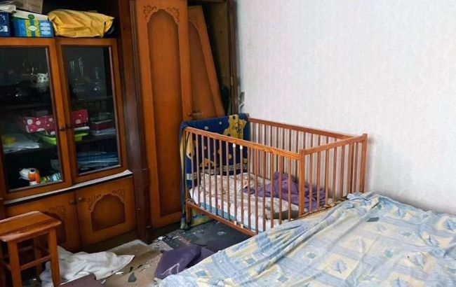 Боєприпас упав у дитяче ліжко: в Херсоні 2-річний хлопчик дивом не постраждав (фото) Боєприпас упав у дитяче ліжко: в Херсоні 2-річний хлопчик дивом не постраждав (фото)