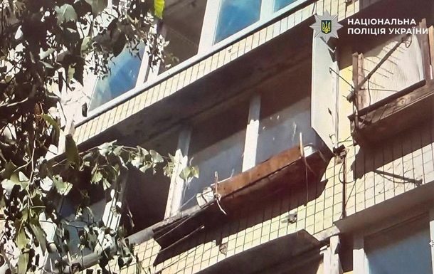 У Києві жінка викинула собаку з четвертого поверху У Києві жінка викинула собаку з четвертого поверху