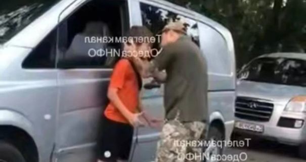 В Одесі чоловік у військовій формі вдарив підлітка: що кажуть у ТЦК В Одесі чоловік у військовій формі вдарив підлітка: що кажуть у ТЦК