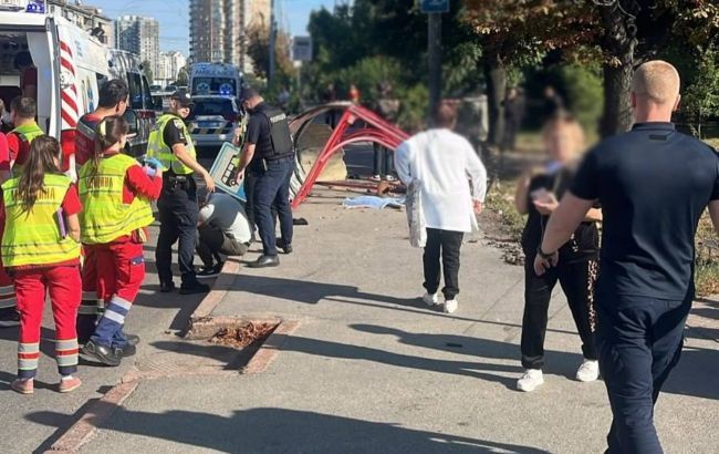 У Києві автівка на швидкості влетіла у зупинку з людьми, є загиблі та травмовані (фото,відео) У Києві автівка на швидкості влетіла у зупинку з людьми, є загиблі та травмовані (фото,відео)